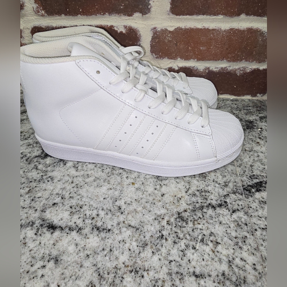 Adidas Womens Sneaker..NWT - Picture 2 of 5